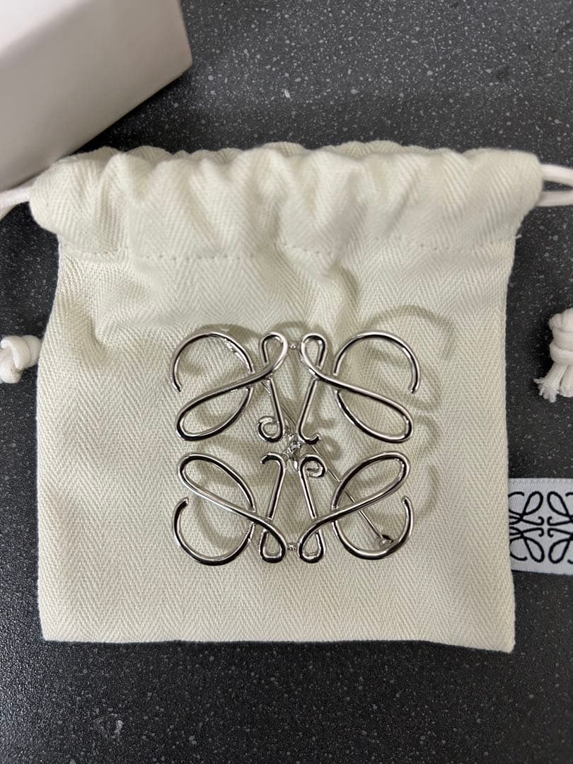 【極美品】LOEWE ロエベ　シルバー ロゴブローチ