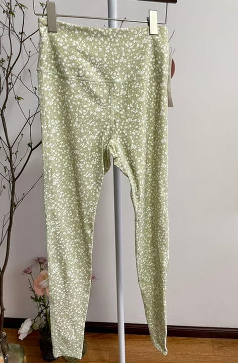 【エミヨガ新品2点セット❗️】ミニフラワーレギンス&ロゴアシンメトリーTシャツ