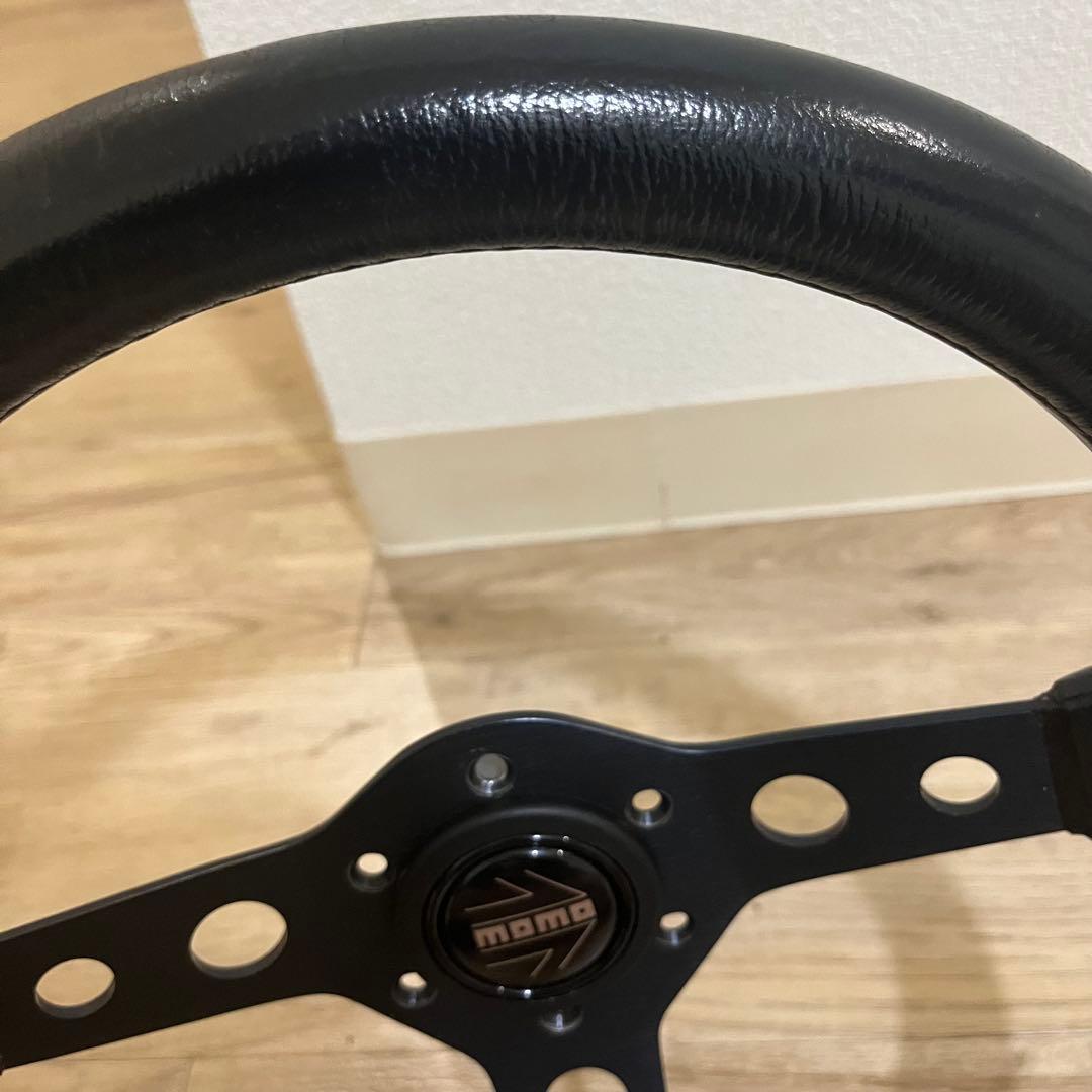 モモ似の3本スポークステアリング　momoホーンボタン付き