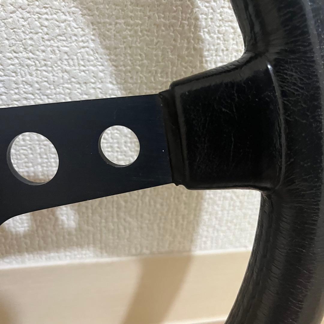 モモ似の3本スポークステアリング　momoホーンボタン付き